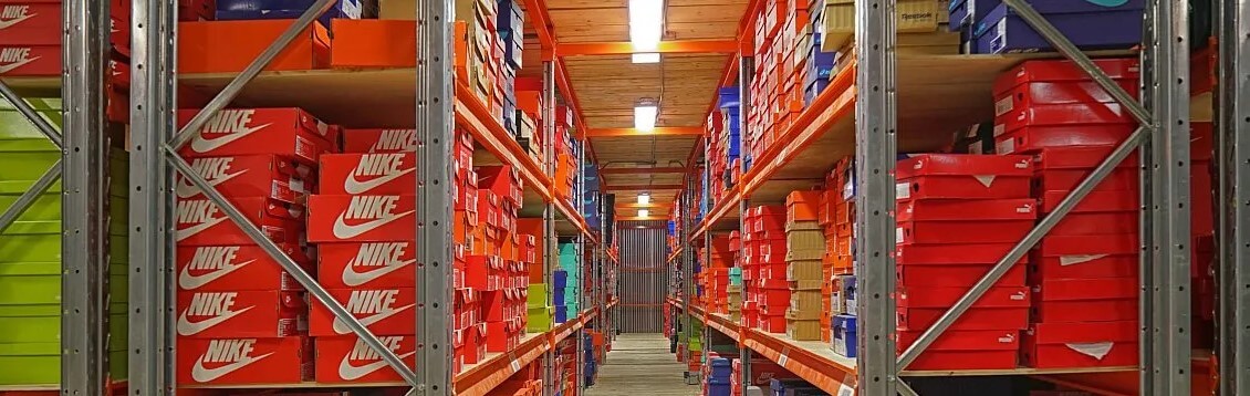 Стеллажи на складе обуви Стеллажи на складе обуви